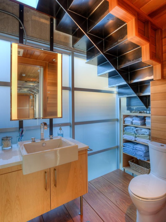 Kamar Mandi di Bawah Tangga