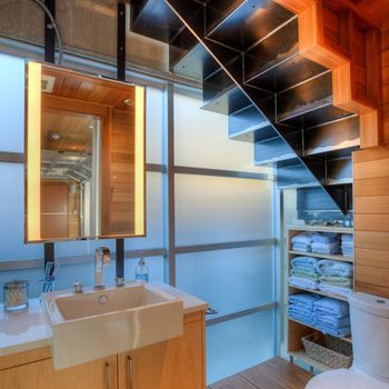 Kamar Mandi di Bawah Tangga