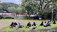 Pantauan detikJabar pada Minggu (14/4/2024) pagi, sejak pukul 08.00 WIB lapak PKL kuliner Taman Cibeunying mulai kebanjiran pembeli. Terlihat mereka memanfaatkan hari-hari terakhir liburan untuk piknik. (Foto: Anindyadevi Aurellia/detikJabar)