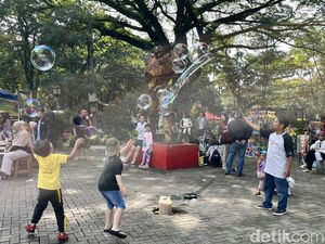 Ramainya Kawasan Gasibu Bandung di Akhir Pekan