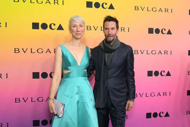 Keanu Reeves hadir di Moca Gala 2024 dengan mengenakan setelan biru navy. Sedangkan Alexandra mengenakan gaun berwarna biru-hijau yang cerah. Foto: Getty Images for The Museum of C/Charley Gallay