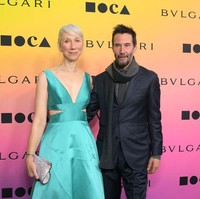 Keanu Reeves hadir di Moca Gala 2024 dengan mengenakan setelan biru navy. Sedangkan Alexandra mengenakan gaun berwarna biru-hijau yang cerah. Foto: Getty Images for The Museum of C/Charley Gallay