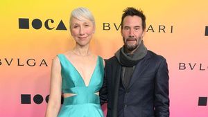 7 Foto Keanu Reeves dan Pacar Profesor, Pamer Momen Langka Mesra di Publik