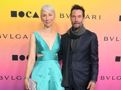 7 Foto Keanu Reeves dan Pacar Profesor, Pamer Momen Langka Mesra di Publik