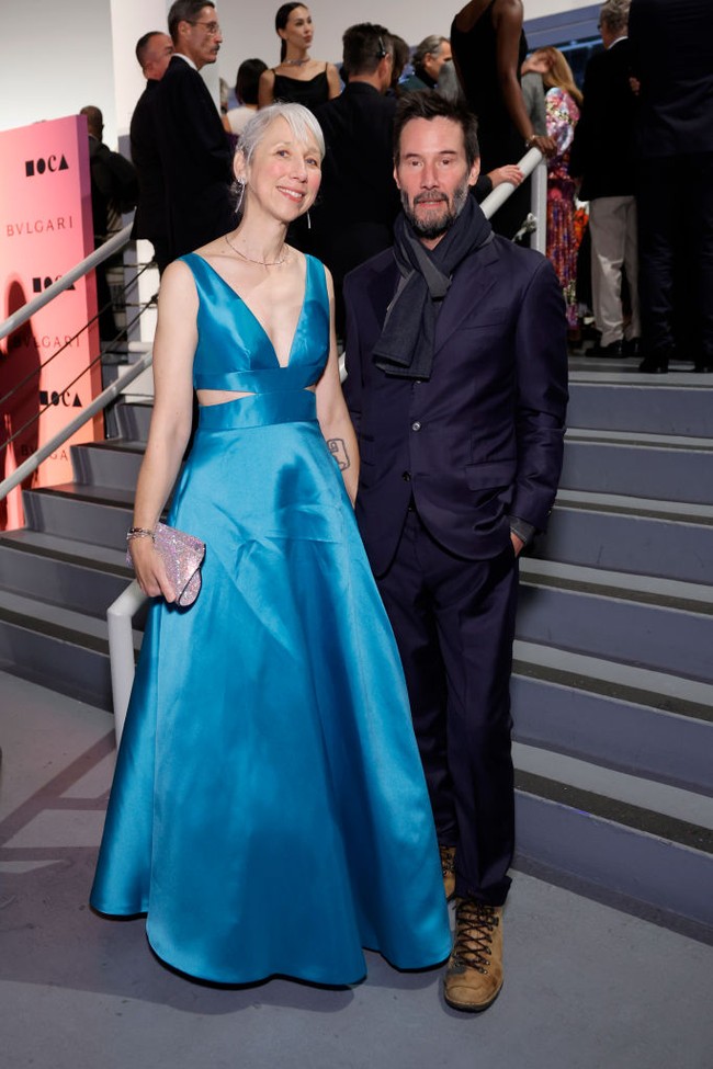 Sosok Alexandra Grant mencuri perhatian karena hingga kini hubungan cintanya dengan bintang The Matrix itu masih awet. Alexandra yang berusia 54 tahun diketahui seorang profesor seni di beberapa universitas di Amerika Serikat. Kedua orang tuanya juga profesor. Foto: Getty Images for The Museum of C/Stefanie Keenan