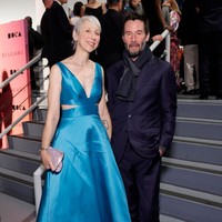 Sosok Alexandra Grant mencuri perhatian karena hingga kini hubungan cintanya dengan bintang The Matrix itu masih awet. Alexandra yang berusia 54 tahun diketahui seorang profesor seni di beberapa universitas di Amerika Serikat. Kedua orang tuanya juga profesor. Foto: Getty Images for The Museum of C/Stefanie Keenan