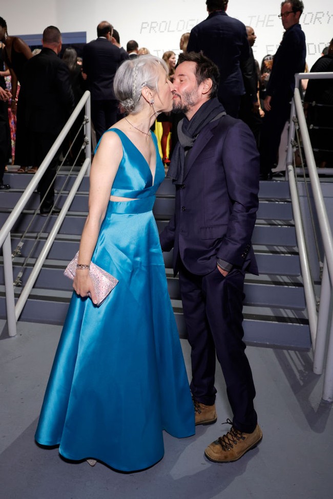 Hadir di MOCA Gala 2024, Keanu Reeves dan Alexandra tak sungkan tampil mesra saat dipotret para fotografer. Keduanya bahkan berbagi ciuman di lobi museum. Foto: Getty Images for The Museum of C/Stefanie Keenan