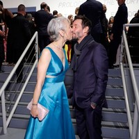 Hadir di MOCA Gala 2024, Keanu Reeves dan Alexandra tak sungkan tampil mesra saat dipotret para fotografer. Keduanya bahkan berbagi ciuman di lobi museum. Foto: Getty Images for The Museum of C/Stefanie Keenan