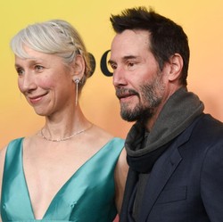 Pamer Foto Ciuman dengan Keanu Reeves, Alexandra Grant Belum Ada Rencana Nikah