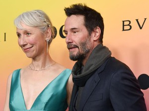 Pamer Foto Ciuman dengan Keanu Reeves, Alexandra Grant Belum Ada Rencana Nikah