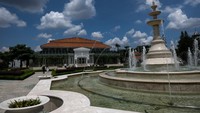 Pura Mangkunegaran menawarkan wisata sejarah lewat jelajah museum, Taman Pracima Tuin, lokakarya seni dan kuliner tradisional.