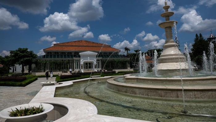 Pengunjung berfoto saat berwisata di Taman Pracima Tuin di kompleks Pura Mangkunegaran, Solo, Jawa Tengah, Sabtu (13/4/2024). Pura Mangkunegaran yang menawarkan wisata sejarah lewat jelajah museum, Taman Pracima Tuin, lokakarya seni dan kuliner tradisional tersebut menjadi salah satu destinasi wisata yang banyak dikunjungi wisatawan saat libur Lebaran di Kota Solo. ANTARAFOTO/Maulana Surya.