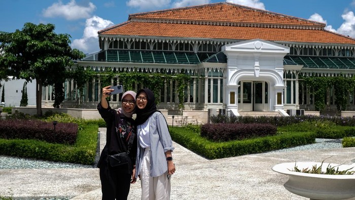 Keindahan Pura Mangkunegaran Solo yang Berhasil Pikat Wisatawan Pengunjung berfoto saat berwisata di Taman Pracima Tuin di kompleks Pura Mangkunegaran, Solo, Jawa Tengah, Sabtu (13/4/2024). Pura Mangkunegaran yang menawarkan wisata sejarah lewat jelajah museum, Taman Pracima Tuin, lokakarya seni dan kuliner tradisional tersebut menjadi salah satu destinasi wisata yang banyak dikunjungi wisatawan saat libur Lebaran di Kota Solo. ANTARAFOTO/Maulana Surya.