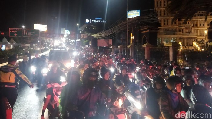 Kemacetan lalu lintas terjadi di Simpang Gadog, Jalan Raya Puncak, Kabupaten Bogor malam ini.
