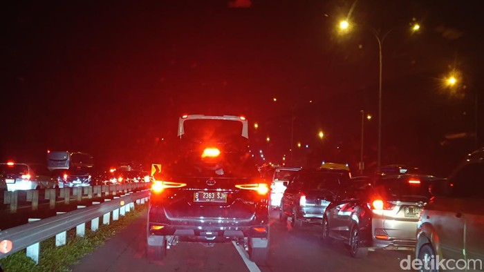 Kemacetan terjadi di Gerbang Tol Cikampek Utama (GT Cikatama) menuju arah Jakarta, malam ini. (Rizky/detikcom).