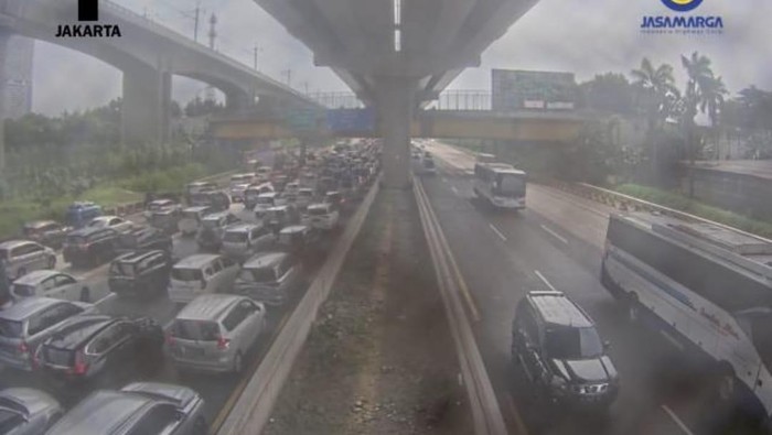 Kemacetan Tol Jakarta-Cikampek Km 25 arah Jakarta, Minggu 14 April 2025, pukul 14.41 WIB (screenshot aplikasi Travoy)