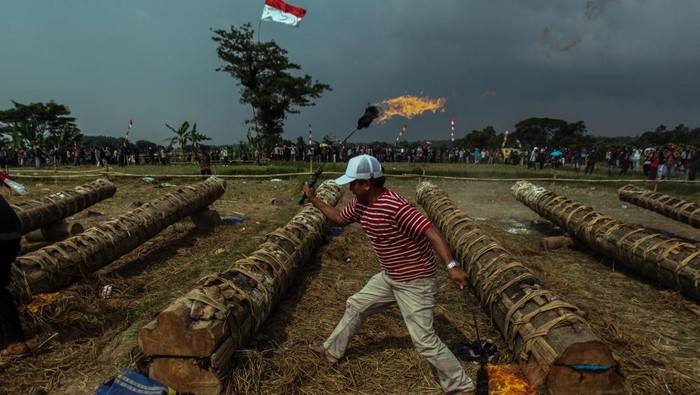 Foto udara pesta rakyat Kuluwung Sunda di Kampung Jagaita, Jonggol, Kabupaten Bogor, Jawa Barat, Minggu (14/4/2024). Pesta Rakyat yang diselenggarakan setelah Lebaran itu sebagai ajang silaturahmi antar kampung serta sebagai pelestarian budaya asli Sunda dan hiburan rakyat . ANTARA FOTO/Yulius Satria Wijaya/nz.