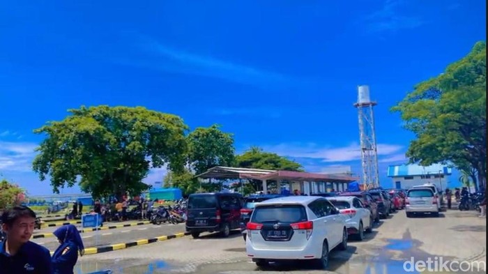 Kendaraan antre masuk di pintu gerbang Pelabuhan Bajoe untuk ikut berangkat di trip kedua. Kendaraan antre masuk di pintu gerbang Pelabuhan Bajoe untuk ikut berangkat di trip kedua.