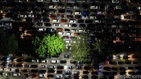 Kendaraan yang memasuki area Pelabuhan Bakauheni Lampung didominasi mobil pribadi. (Foto: Tommy Saputra)
