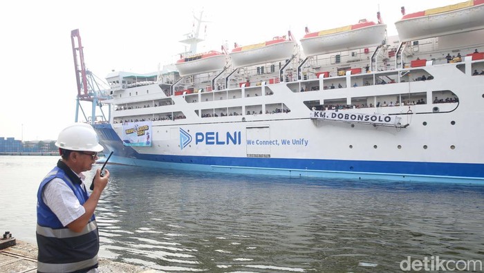 Kapal KM Dobonsolo yang membawa para peserta mudik gratis dari Semarang tiba di Pelabuhan Tanjung Priok, Jakarta, Minggu (14/4/2024).