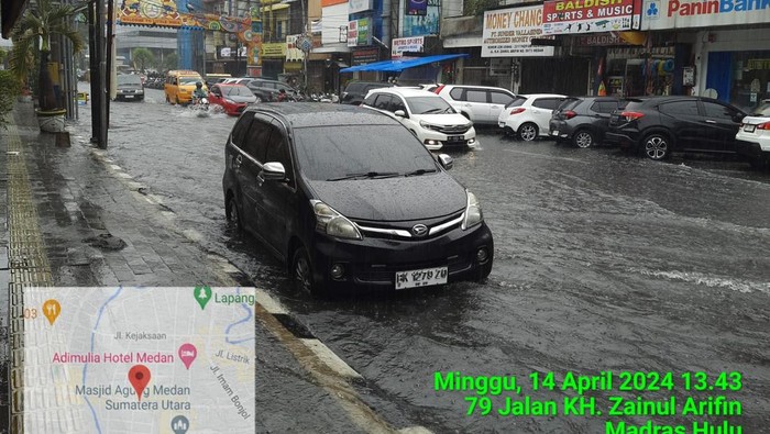 Kondisi banjir di Jalan Zainul Arifin saat Kota Medan diguyur hujan, Minggu (14/4/2024). (dok BPBD Medan)