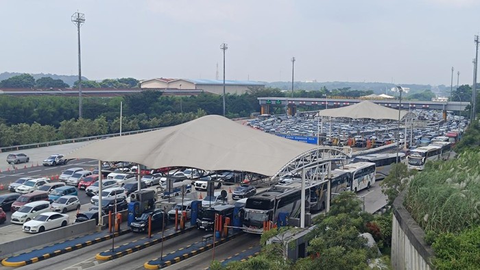 Kondisi Gate Tol Cikatama, Minggu (14/4/2024) siang.