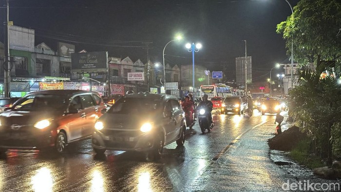 Kondisi lalu lintas di Simpang 5 Mandai Makassar ramai lancar.
