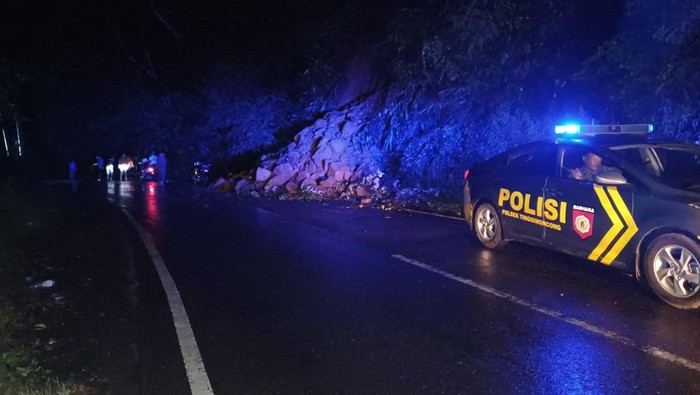 Kondisi longsor di Jalan Poros Malino malam ini. Kondisi longsor di Jalan Poros Malino malam ini.