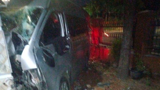 Kondisi minibus yang ringsek usai kecelakaan di Sentolo, Kulon Progo, Minggu (14/4).
