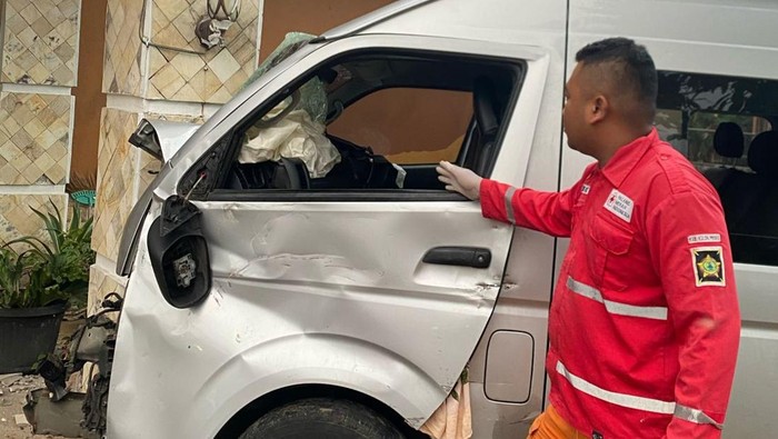 Kondisi minibus yang ringsek usai kecelakaan di Sentolo, Kulon Progo, Minggu (14/4).