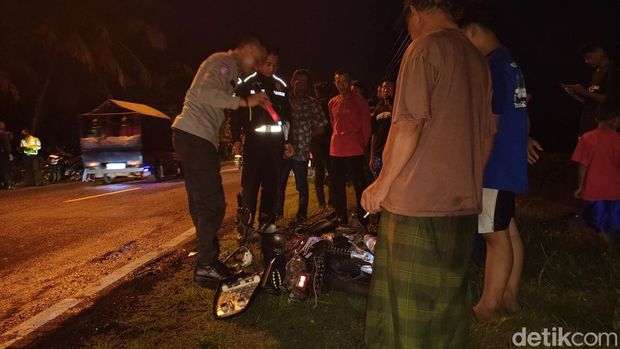 Kondisi motor korban yang terlibat kecelakan di jalan Daendels, Panjatan, Kabupaten Kulon Progo, Daerah Istimewa Yogyakarta (DIY), Minggu (14/4).