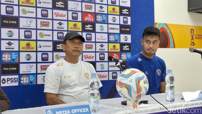 Konferensi pers Arema FC jelang laga melawan PSS Sleman di Stadion Manahan Solo, Minggu (14/4/2024).
