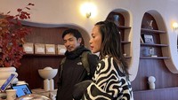 Salah satunya ini ketika Inong dan Abimana terlihat sedang berada di kasir untuk memesan kopi di sebuah kafe. Foto: instagram @inong_ayu
