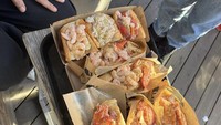 Ketika berada di Jepang bersama suami dan anak-anaknya, wanita kelahiran 1981 ini sempat memamerkan jajanan lobster roll yang mereka beli di Omotesando. Foto: instagram @inong_ayu