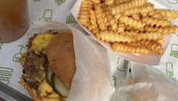 Ada lagi momen ketika istri Abimana Aryasatya ini membagikan foto burger hingga kentang goreng yang ia dan Abimana beli di restoran Shake Shack. Foto: instagram @inong_ayu
