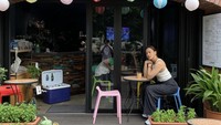 Saat liburan ke Jepang, Inong Ayu pun sempat mampir ke Egoland Cafe. Ia terlihat sedang bersantai di cafe sambil menikmati segelas es kopi. Foto: instagram @inong_ayu