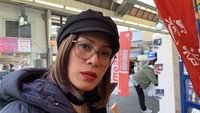 Tidak hanya pergi ke cafe, ibu lima anak ini juga sempat jajan takoyaki yang ia beli di salah satu toko di Jepang. Foto: instagram @inong_ayu