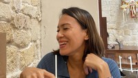 Kalau ini momen ketika wanita berusia 43 tahun itu ngopi di sebuah cafe. Ia terlihat senang sambil memegang segelas es kopi latte nya. Foto: instagram @inong_ayu