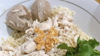 Selain kulineran dan ngopi di luar, artis ini juga sempat membagikan momen saat masak-masak di rumah. Salah satu masakan yang ia buat bakmi ayam dengan bakso ini. Foto: instagram @inong_ayu