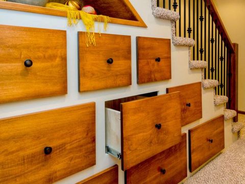 Laci Besar di Bawah Tangga