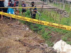 Mayat Wanita Terbungkus Plastik Membusuk di Parit Jatisobo Sukoharjo