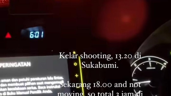 Luna Maya unggah terjebak macet di Sukabumi.
