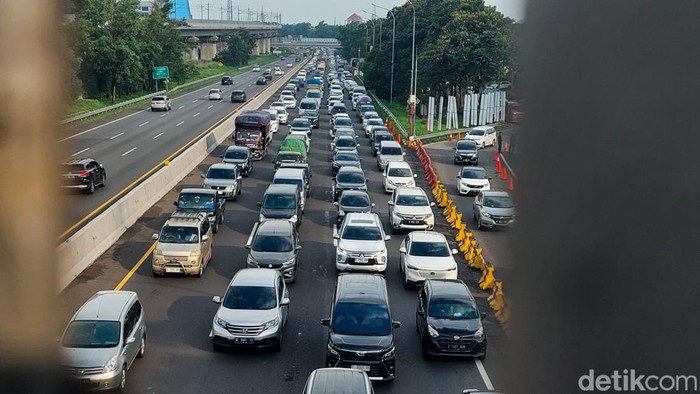 Kemacetan Lalu Lintas Mengular di Jalan Tol Jakarta-Cawang pada Pagi Hari