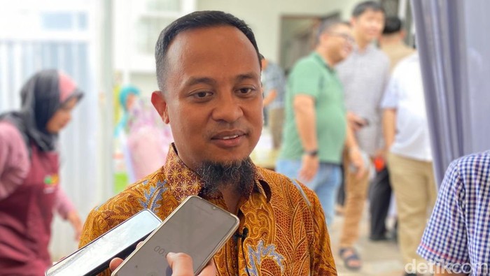 Mantan Gubernur Sulawesi Selatan (Sulsel) Andi Sudirman Sulaiman (ASS) saat open house di kediamannya di Makassar.