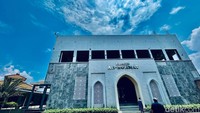 Sejak memulai pembangunan 10 tahun yang lalu terkumpul Rp 5 miliar. Dan menurut Ketua Yayasan Arrahmat H. Sofian, masjid ini memerlukan dana sekitar Rp 600 juta lagi untuk menyelesaikan pembangunannya. Foto: Dadan Kuswaraharja