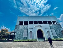 Mengintip Masjid Ar-Rohmat yang Megah di Pondok Cabe