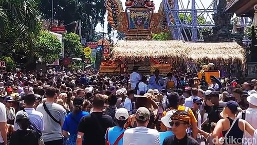 Masyarakat dan wisatawan memadati Puri Agung Ubud untuk menyaksikan ritual pelebon, Minggu (14/4/2024). (I Putu Budikrista Artawan/detikBali)