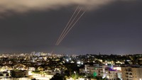 Terdengar ledakan juga dari Jericho di Tepi Barat yang diduduki Israel. Sementara tentara Israel mengatakan mereka membunyikan sirene di wilayah selatan Negev. Tak hanya itu, beberapa ledakan juga terdengar di Ibu Kota Suriah, Damaskus. (REUTERS/Amir Cohen)