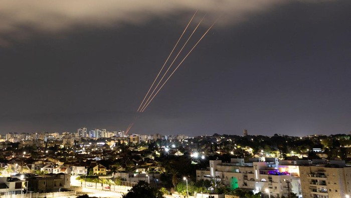 An anti-missile system operates after Iran launched drones and missiles towards Israel, as seen from Ashkelon, Israel April 14, 2024. REUTERS/Amir Cohen     TPX IMAGES OF THE DAY