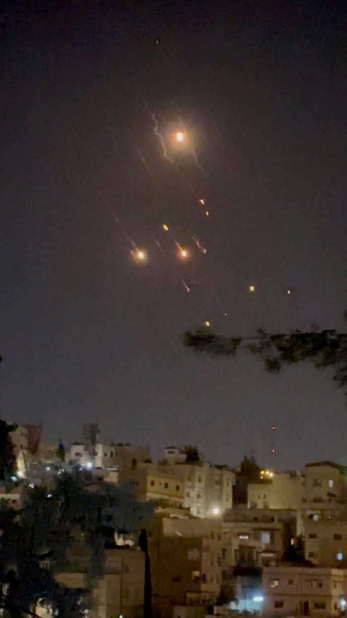 Memanas! Iran Tembak 200 Rudal ke Israel Objects are seen in the sky over Amman after Iran launched drones towards Israel, in Amman, Jordan April 14, 2024, in this screen grab obtained from a social media video. Video Obtained by REUTERS/via REUTERS THIS IMAGE HAS BEEN SUPPLIED BY A THIRD PARTY.